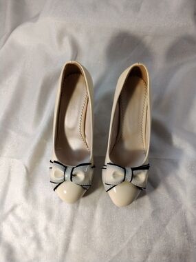 Ivory Patent Bow-Accent Women's Pumps